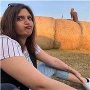 Giovane ragazza che ha vissuto all’estero insegna francese